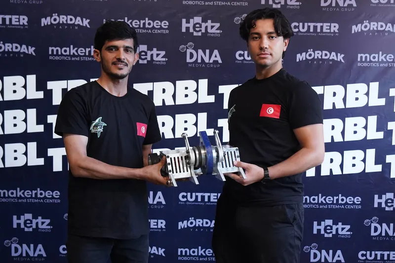 Black Shark takımı üyeleri robotlarıyla TRBL fotoğraf alanında