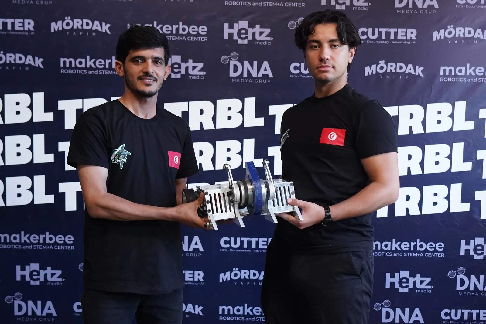 Black Shark takımı üyeleri robotlarıyla TRBL fotoğraf alanında