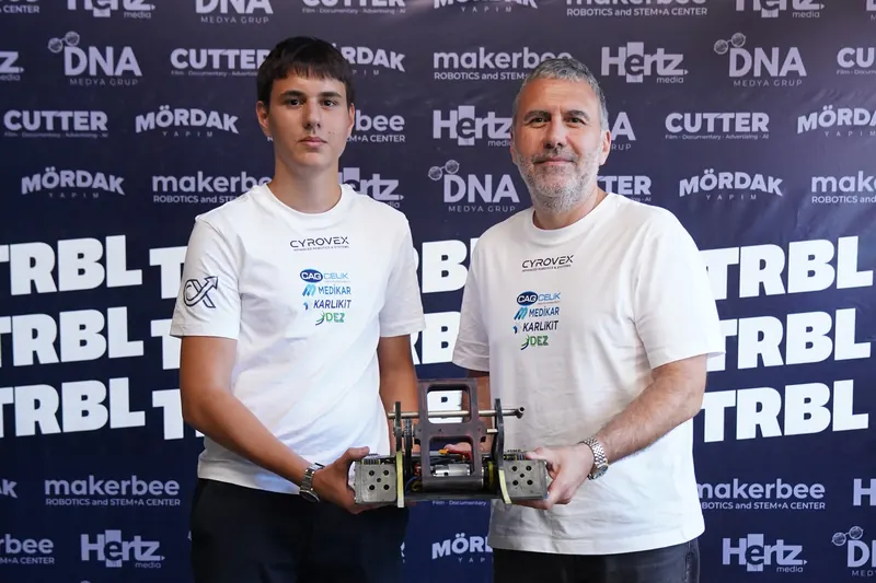 Cyrovex takımı üyeleri robotlarıyla TRBL fotoğraf alanında