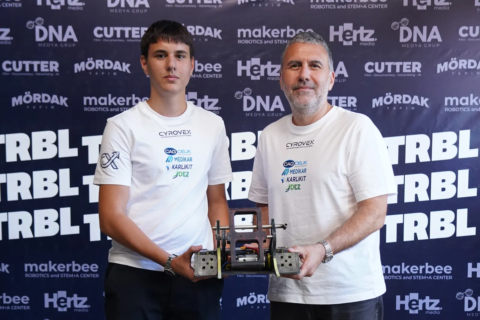 Cyrovex takımı üyeleri robotlarıyla TRBL fotoğraf alanında