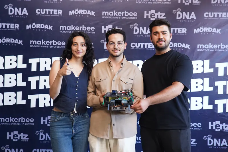Mucitin Süvarileri takımı üyeleri robotlarıyla TRBL fotoğraf alanında