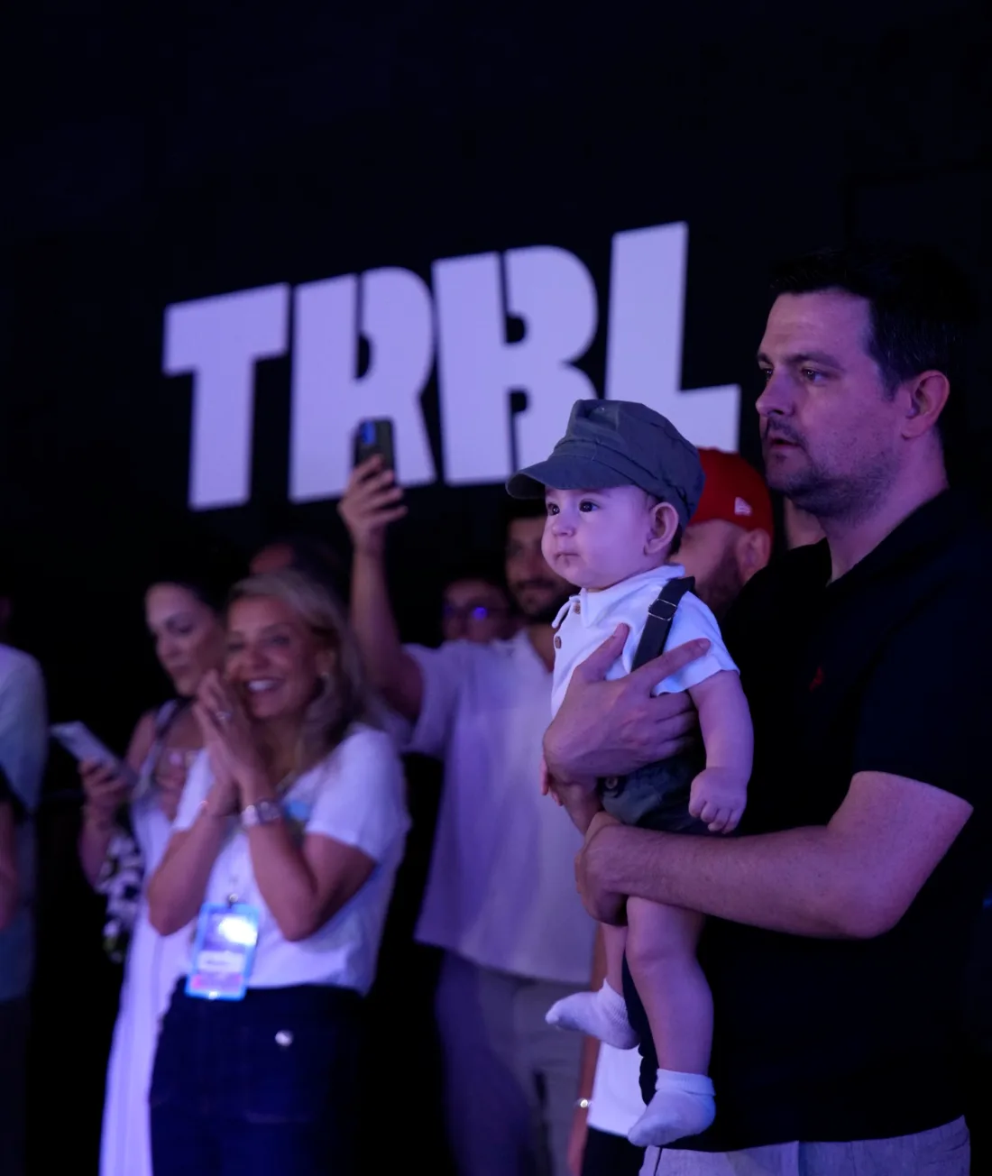 TRBL lansman etkinliğini izleyen seyirciler ve TRBL sahnesi
