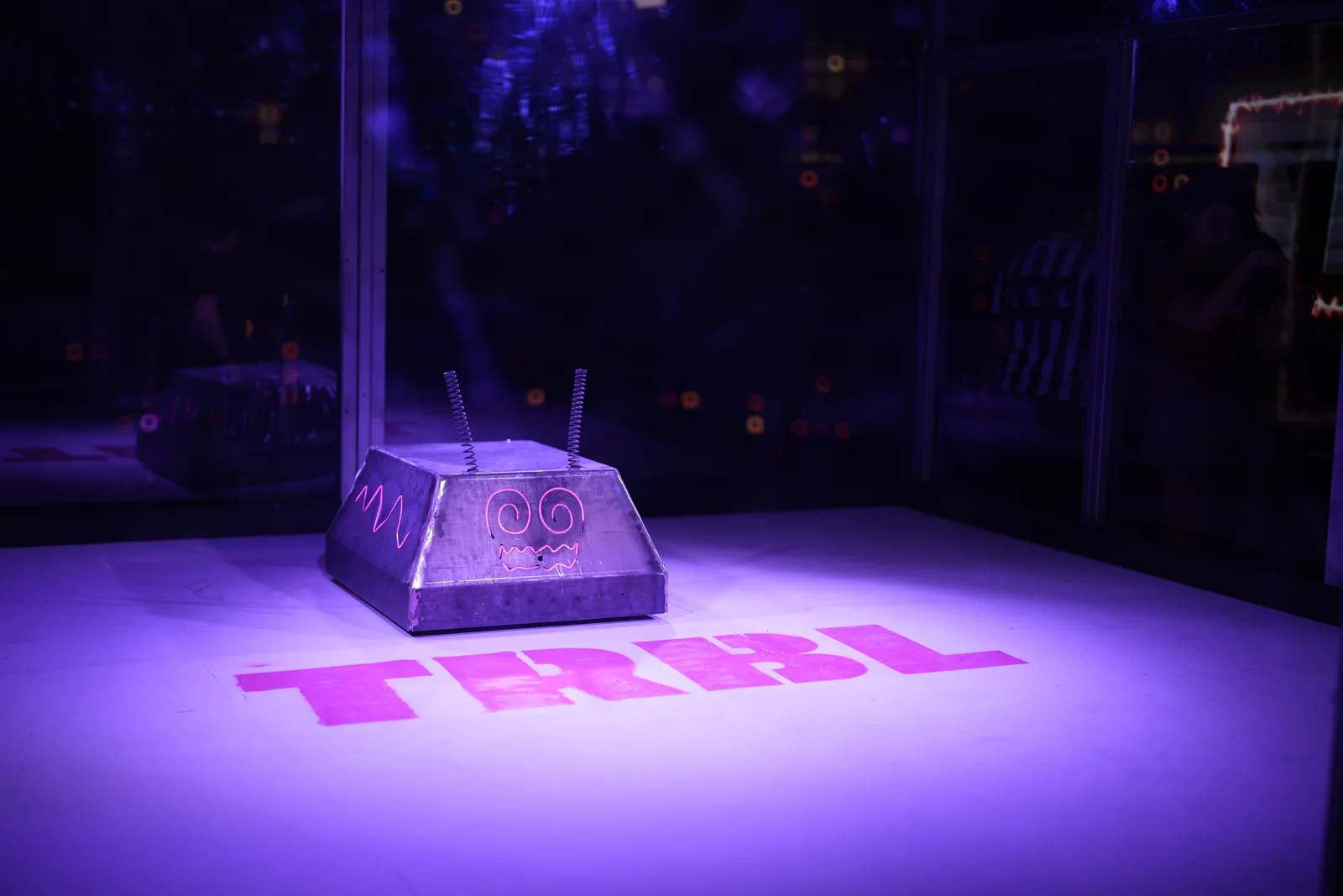 TRBL arenasında zeminde TRBL logosuyla bir savaş robotu