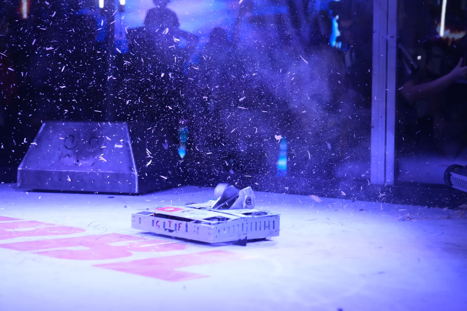TRBL lansman etkinliğinde arenada robot savaşı: kıvılcımlar saçan spinner darbesi
